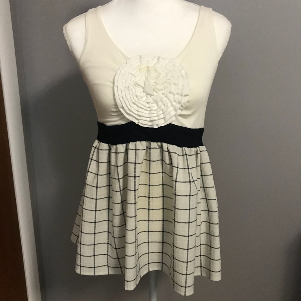 Super cute sleeveless shirt